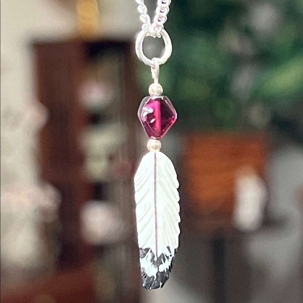 VTG Southwestern Style Handcarved Bone Feather Garnet Silver Pendant Necklace